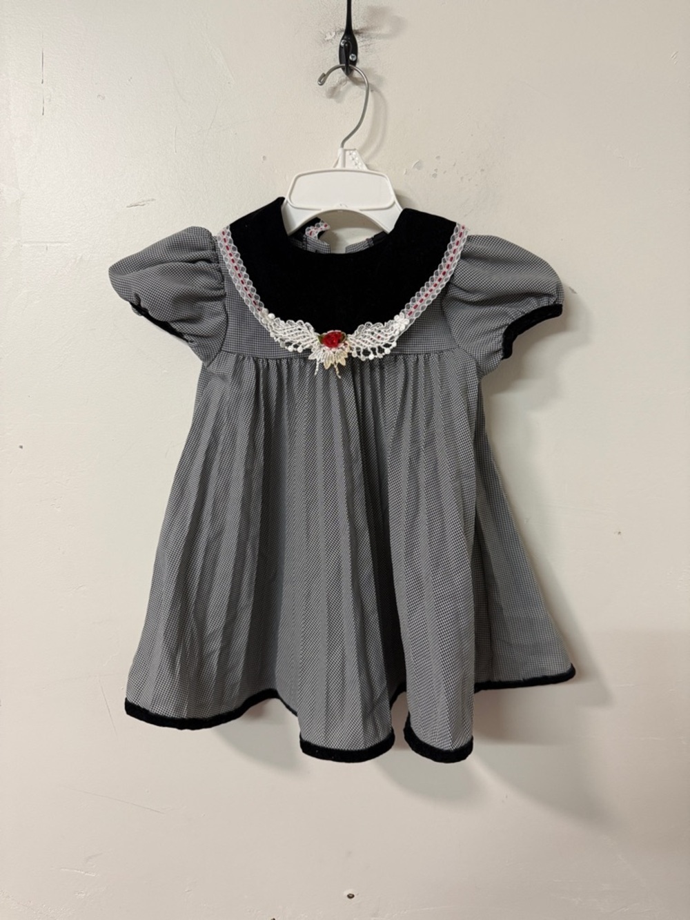 Youngland Gray and Black Puff Sleeve Dress with Red Rose Accent 1990’s